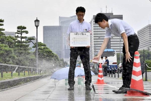 آب پاشی خیابان های توکیو برای کاهش دمای هوا