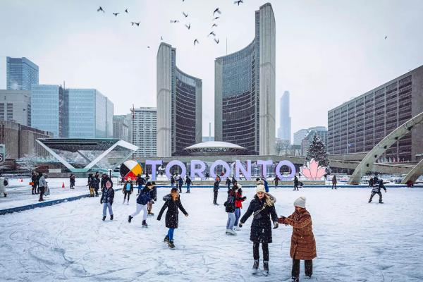 تورنتو در زمستان: سرزمین عجایب پوشیده از برف با قلبی گرم