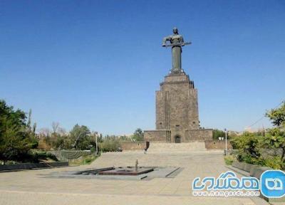 مجسمه مادر ، تندیسی که در قلب پارک پیروزی می درخشد